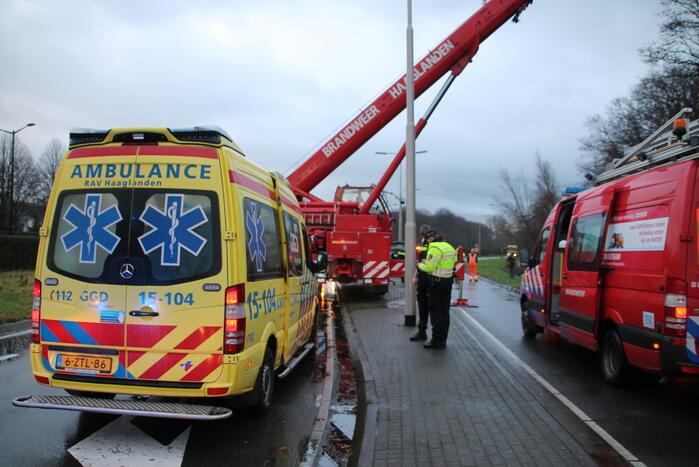 Auto raakt van de weg belandt op de kop in sloot