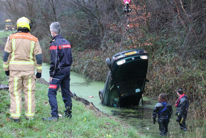 Auto raakt van de weg belandt op de kop in sloot
