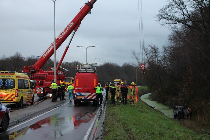 Auto raakt van de weg belandt op de kop in sloot