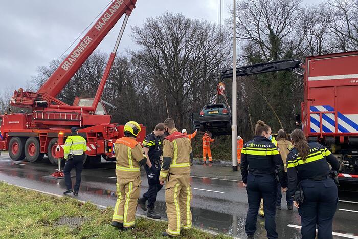 Auto raakt van de weg belandt op de kop in sloot