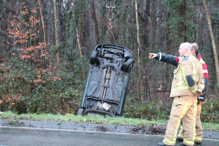 Auto raakt van de weg belandt op de kop in sloot