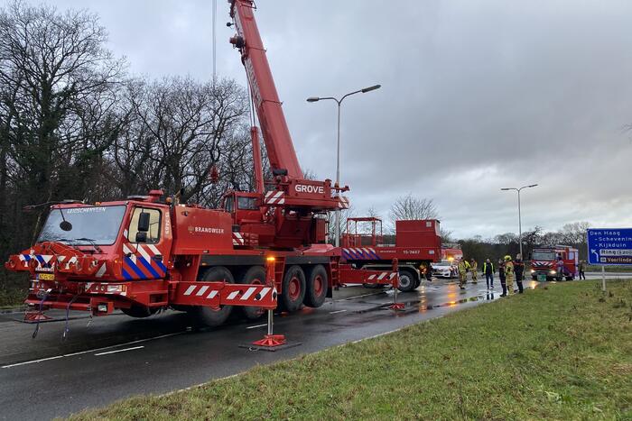 Auto raakt van de weg belandt op de kop in sloot