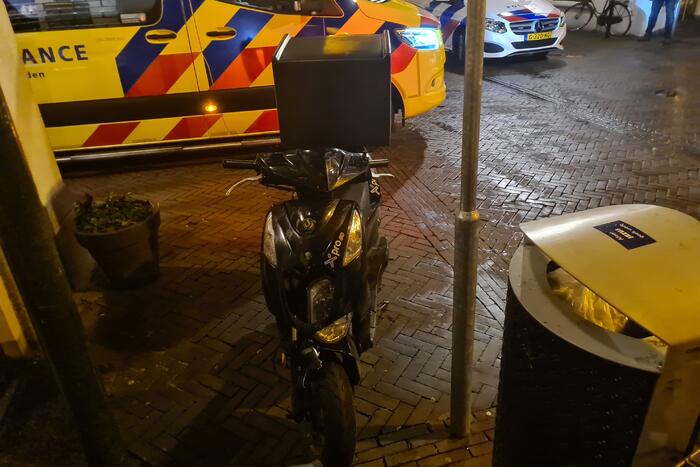 Botsing tussen auto en een bezorg scooter