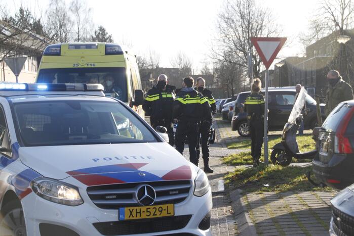 Jonge dame gaat hard onderuit met scooter