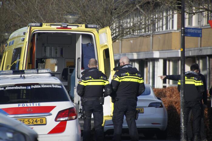 Jonge dame gaat hard onderuit met scooter