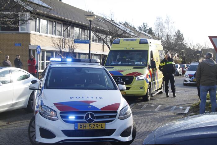 Jonge dame gaat hard onderuit met scooter