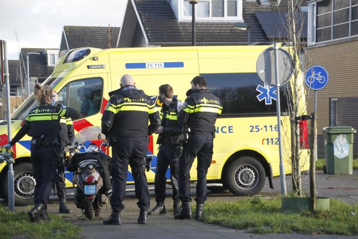 Jonge dame gaat hard onderuit met scooter