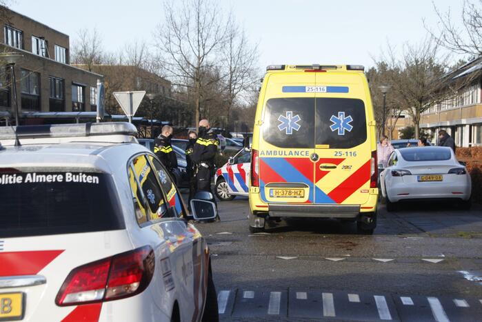 Jonge dame gaat hard onderuit met scooter