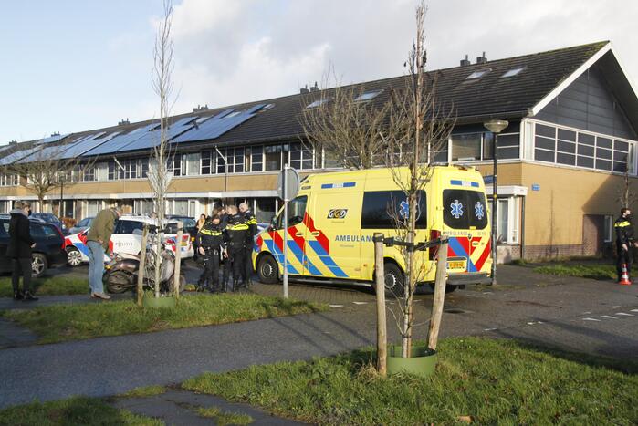 Jonge dame gaat hard onderuit met scooter