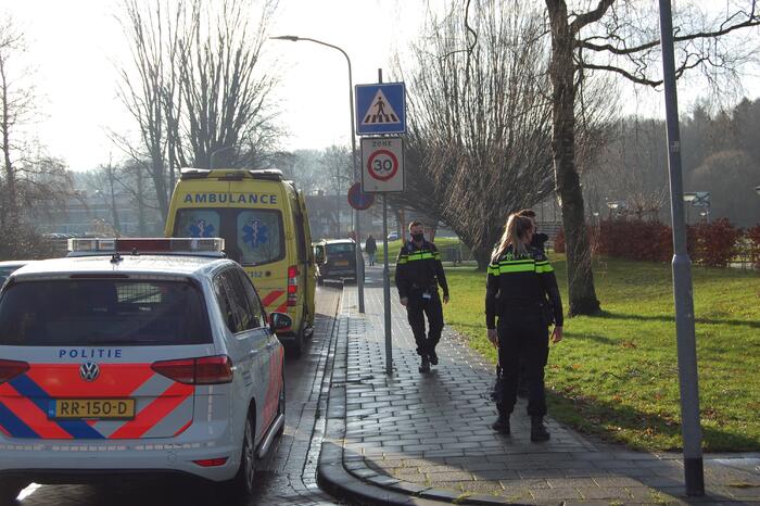 Fietser en scooterrijder raken gewond bij frontale botsing