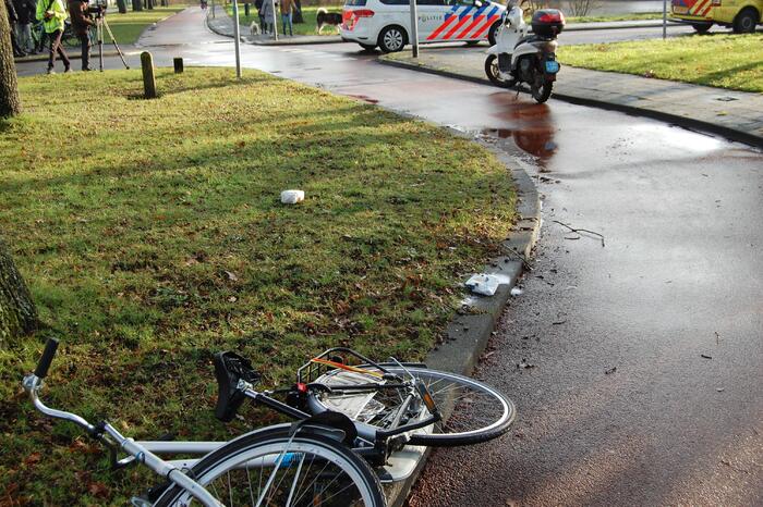 Fietser en scooterrijder raken gewond bij frontale botsing