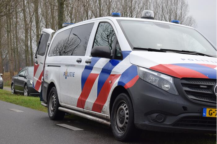 Jager schiet op auto van autobedrijf