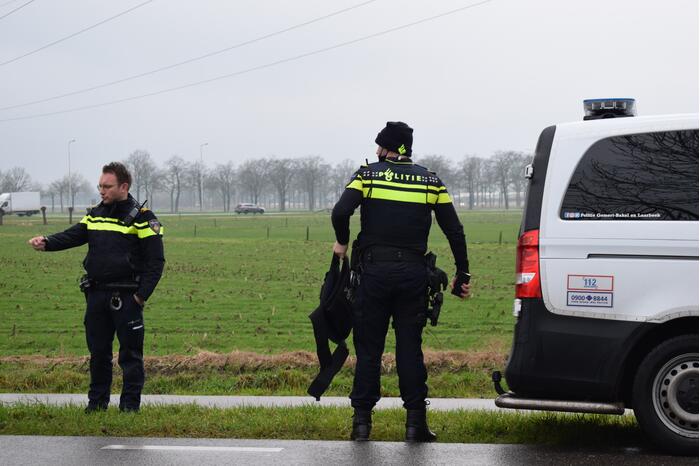 Jager schiet op auto van autobedrijf
