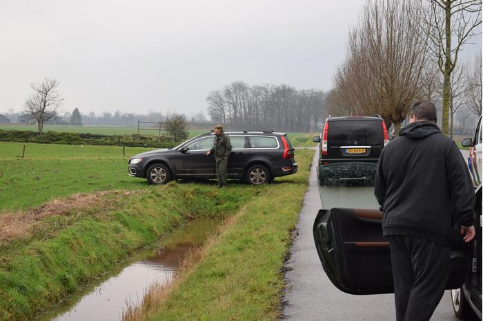 Jager schiet op auto van autobedrijf