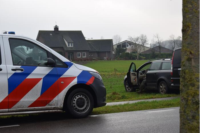 Jager schiet op auto van autobedrijf