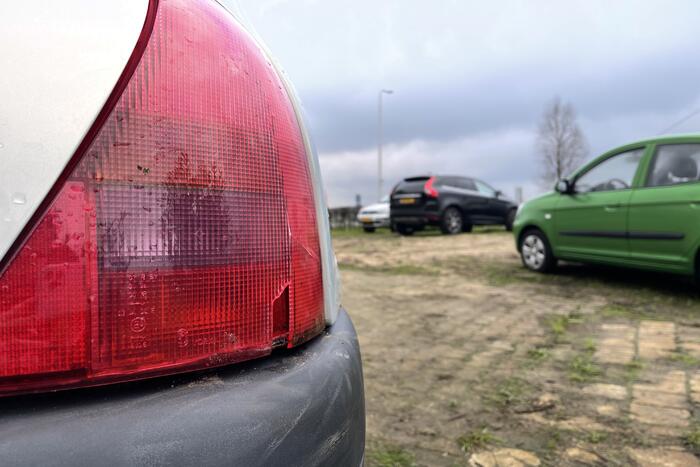 Jager schiet op auto van autobedrijf