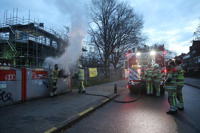 Brand in plastic container snel geblust