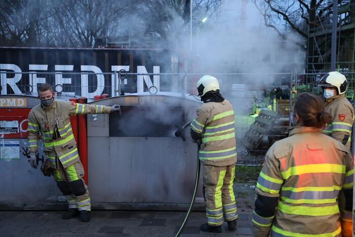 Brand in plastic container snel geblust