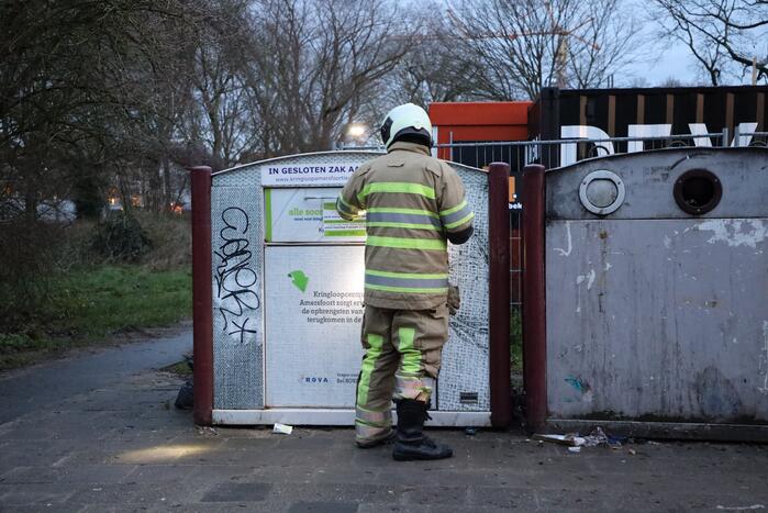 Brand in plastic container snel geblust