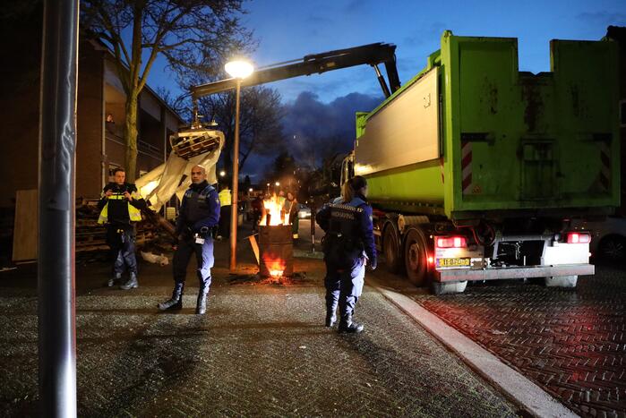 ROVA verwijdert stapel houten pallets in Soesterkwartier