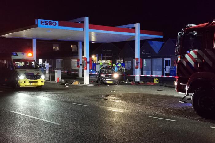 Auto crasht tegen benzinestation