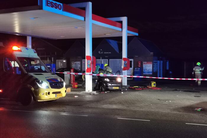 Auto crasht tegen benzinestation