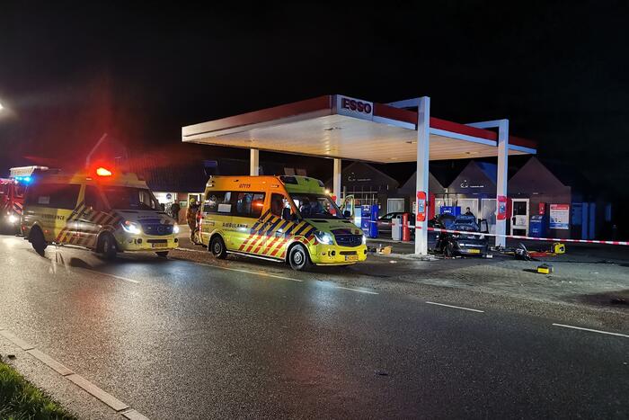 Auto crasht tegen benzinestation