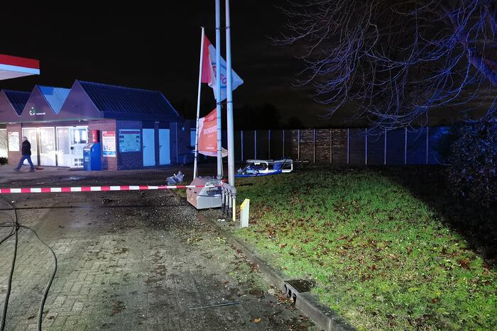 Auto crasht tegen benzinestation