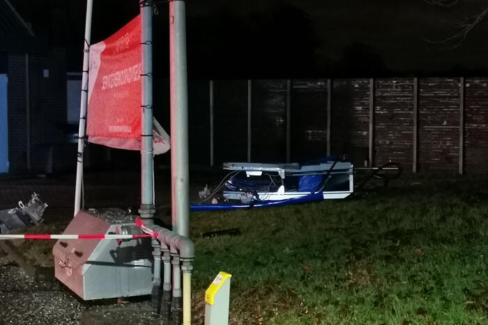 Auto crasht tegen benzinestation