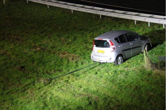 Auto belandt onderaan talud