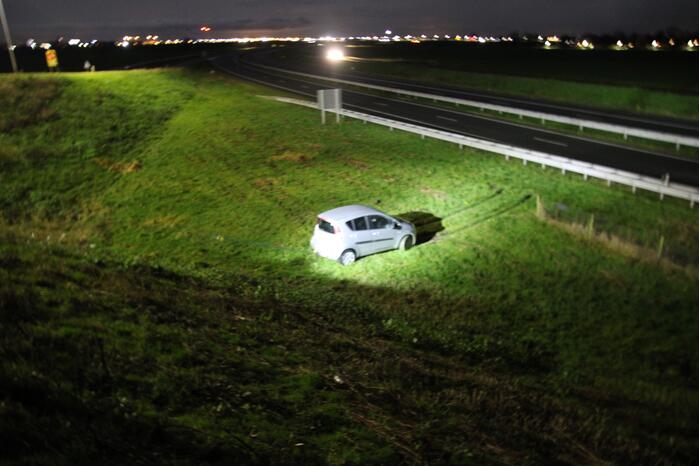 Auto belandt onderaan talud