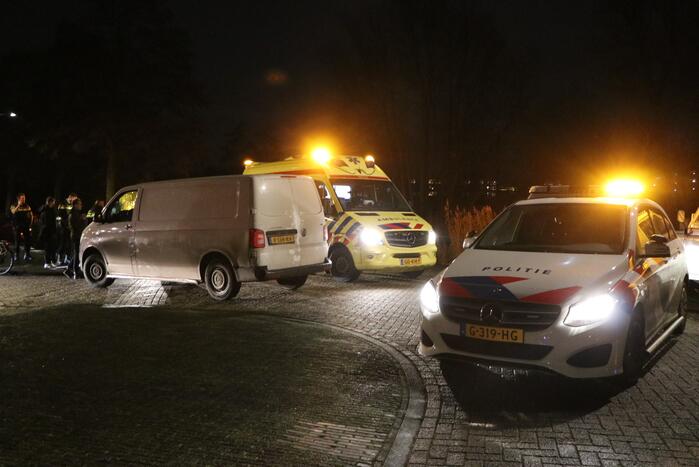 Fietser geschept door bestelbus