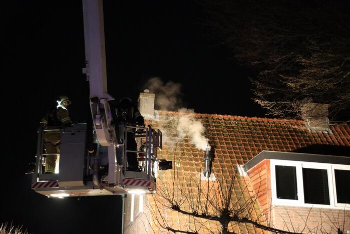 Brand in schoorsteen van woning