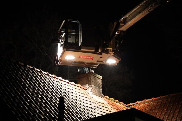 Brand in schoorsteen van woning