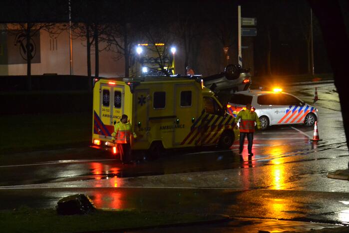 Auto belandt op de kop op rotonde