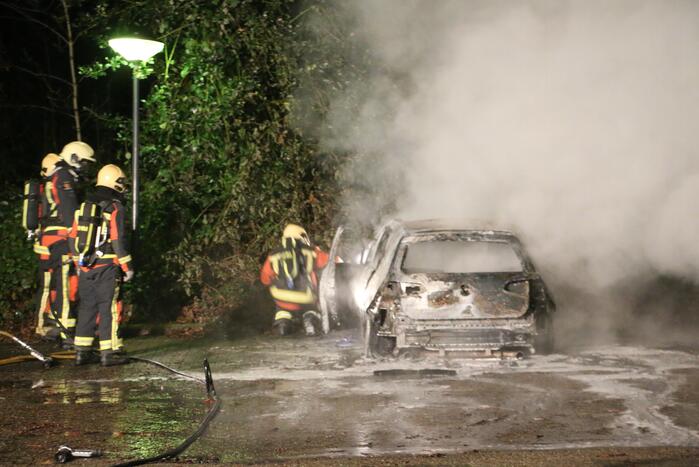 Auto compleet verwoest door brand