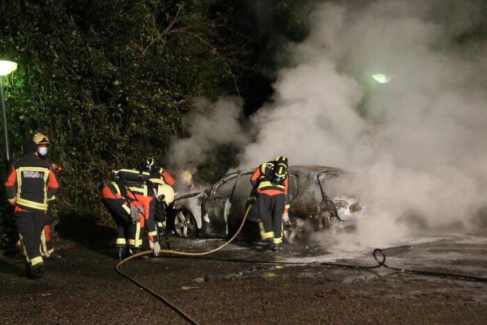 Auto compleet verwoest door brand