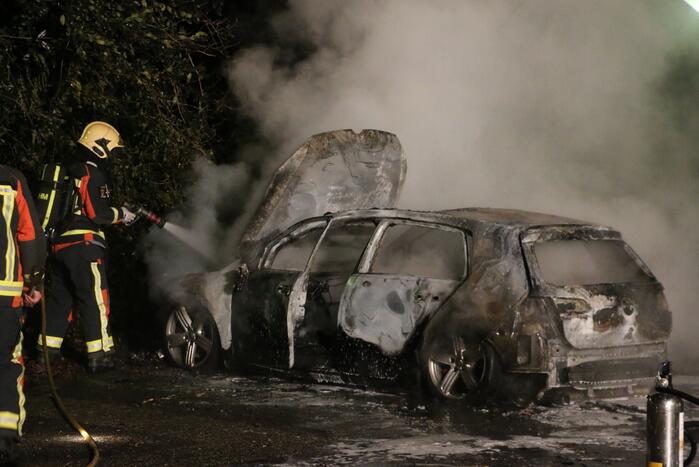Auto compleet verwoest door brand