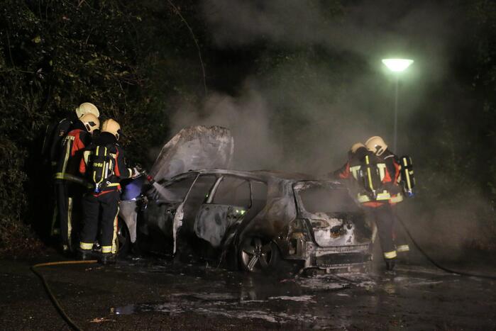Auto compleet verwoest door brand