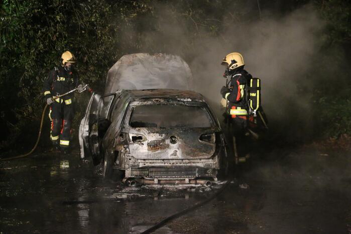 Auto compleet verwoest door brand
