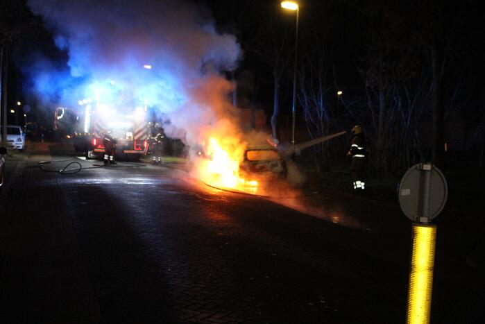 Autobrand snel geblust door brandweer