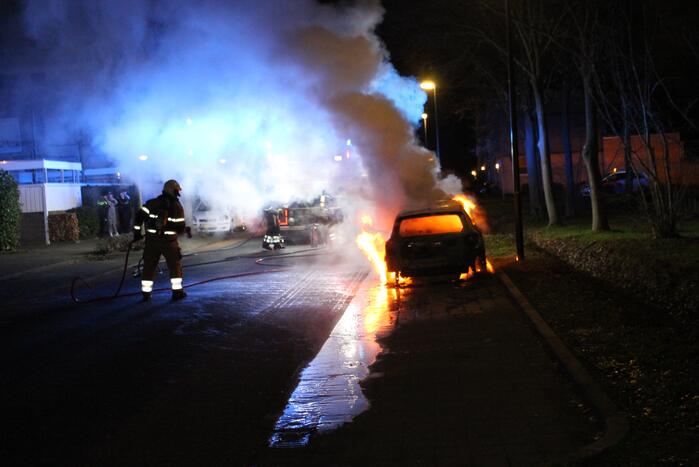 Autobrand snel geblust door brandweer