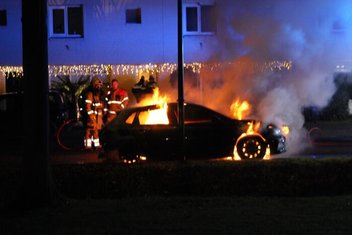 Autobrand snel geblust door brandweer