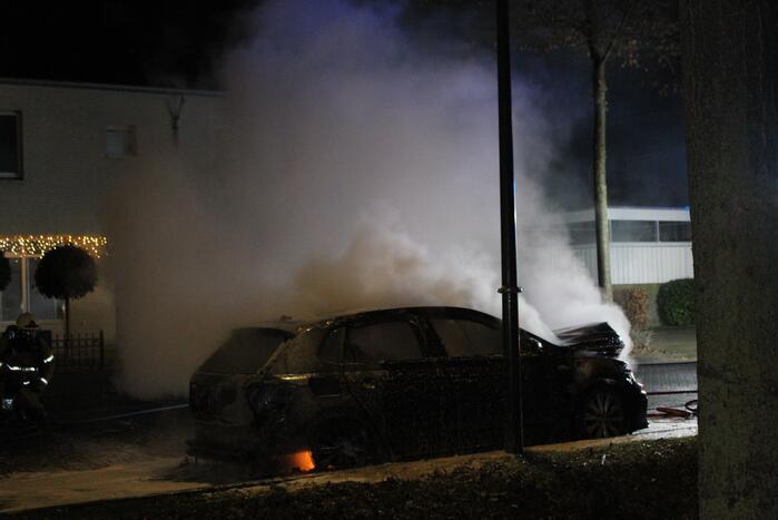 Autobrand snel geblust door brandweer