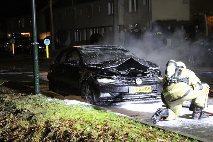 Autobrand snel geblust door brandweer