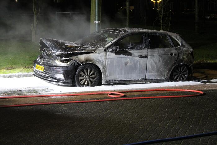 Autobrand snel geblust door brandweer