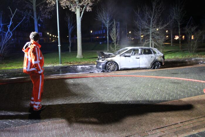 Autobrand snel geblust door brandweer
