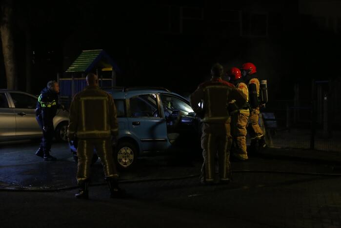 Geparkeerde auto in lichterlaaie