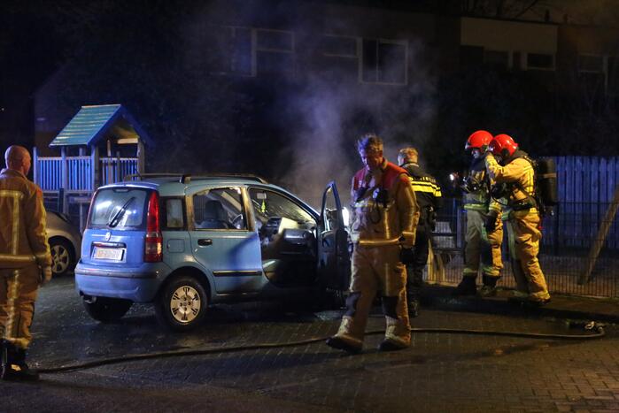 Geparkeerde auto in lichterlaaie