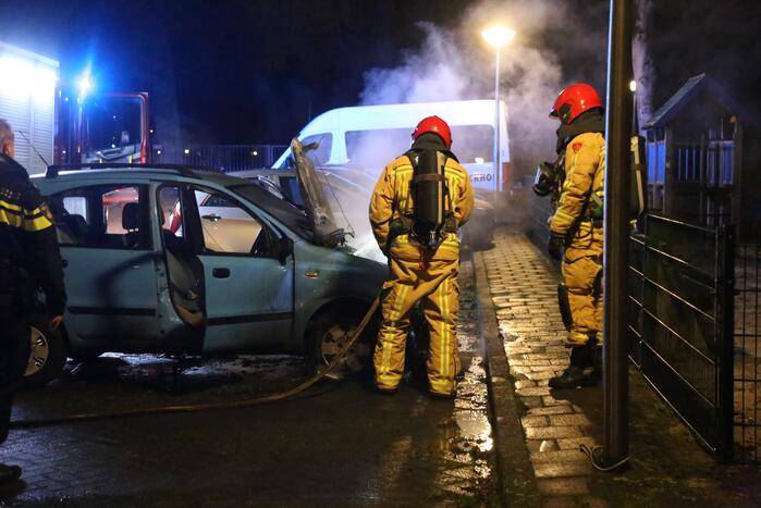 Geparkeerde auto in lichterlaaie